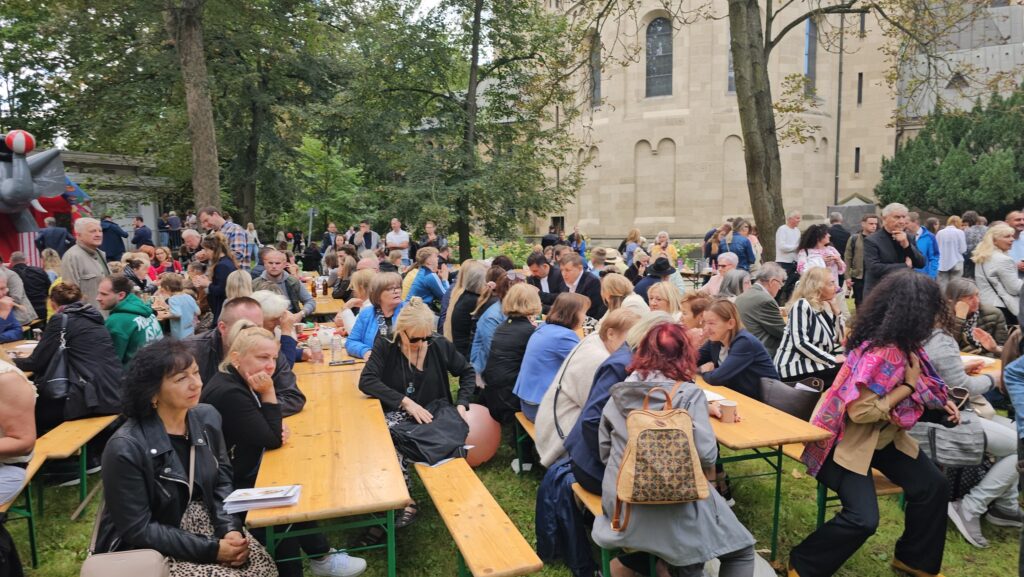 Iwona Pietrala w Berlinie (13-14.9.2025) Może być zdjęciem przedstawiającym tłum