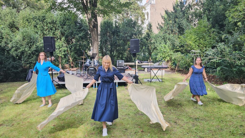 Iwona Pietrala w Berlinie (13-14.9.2025) Może być zdjęciem przedstawiającym 4 osoby i ludzie tańczą