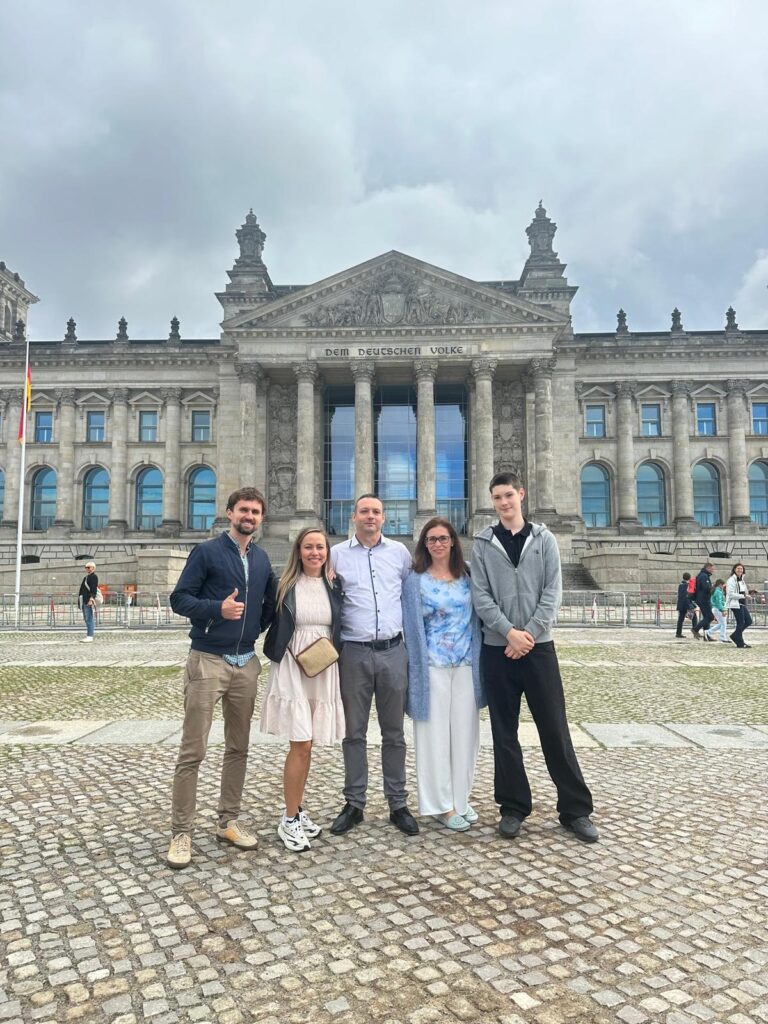 Iwona Pietrala w Berlinie (13-14.9.2025) Może być zdjęciem przedstawiającym 9 osób, kopuła Reichstagu i Brama Brandenburska