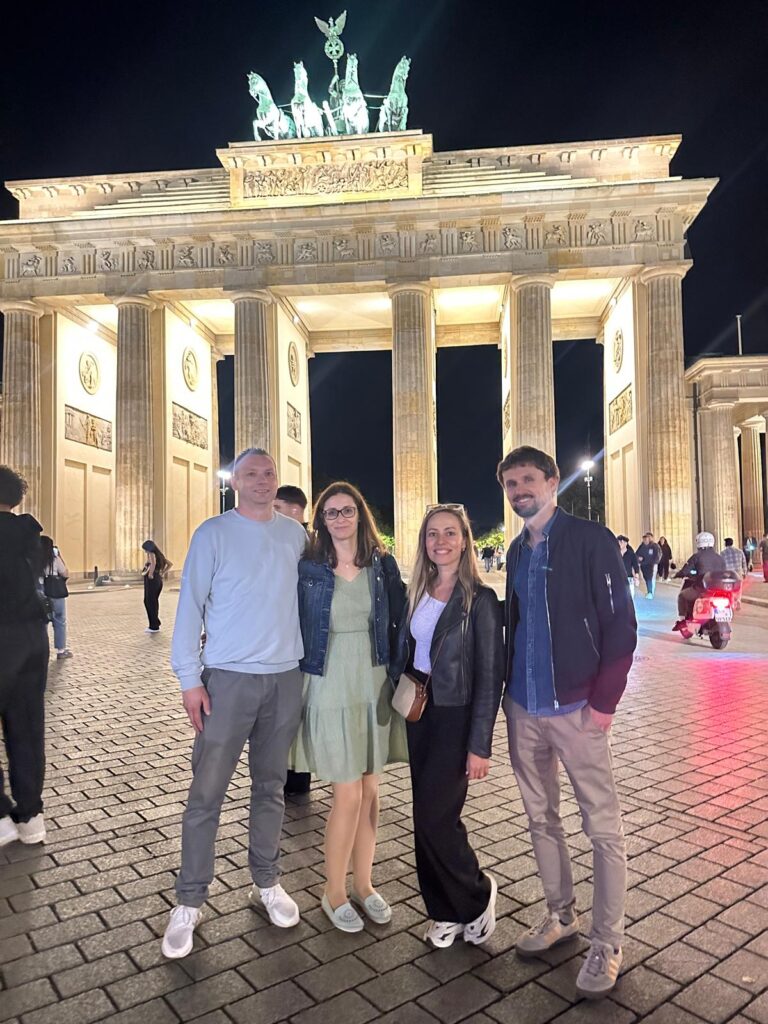 Iwona Pietrala w Berlinie (13-14.9.2025) Może być zdjęciem przedstawiającym 12 osób i Brama Brandenburska